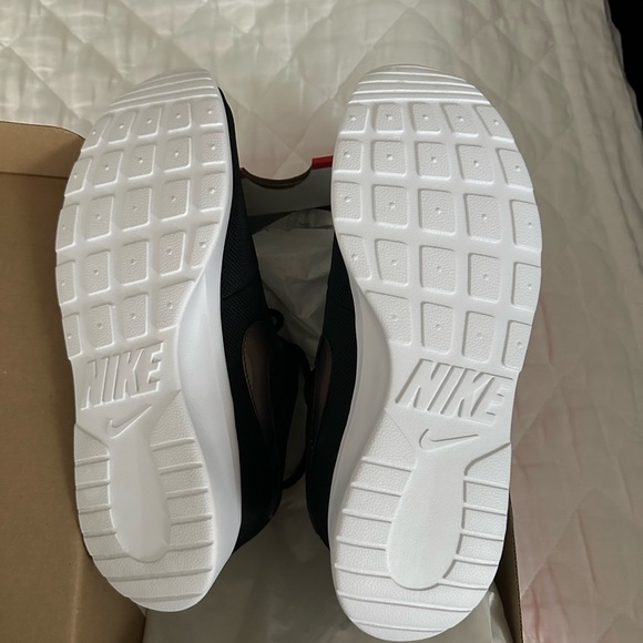 Nike women’s tanjun Black and White Sneakers - Picture 4 of 4